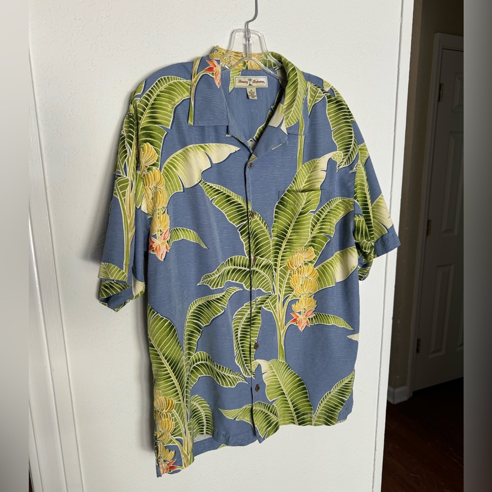 Tommy Bahama 100% silk Palm print camp shirt, Med
